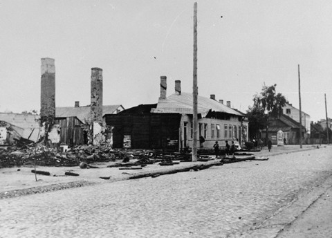  A view of Jewish homes and shops that were destroyed in the anti-Jewish riots in Minsk Mazowiecki. [LCID: 76047]