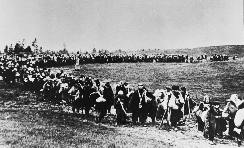 A column of refugees in the Soviet Union, following the German invasion of Soviet territory on June 22, 1941. [LCID: 03181]