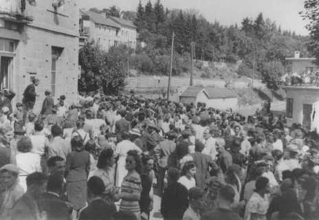 Residentes del pueblo de Le Chambon-sur-Lignon, cuya población refugió a judíos durante la Segunda Guerra Mundial, celebran la ... [LCID: 60849]