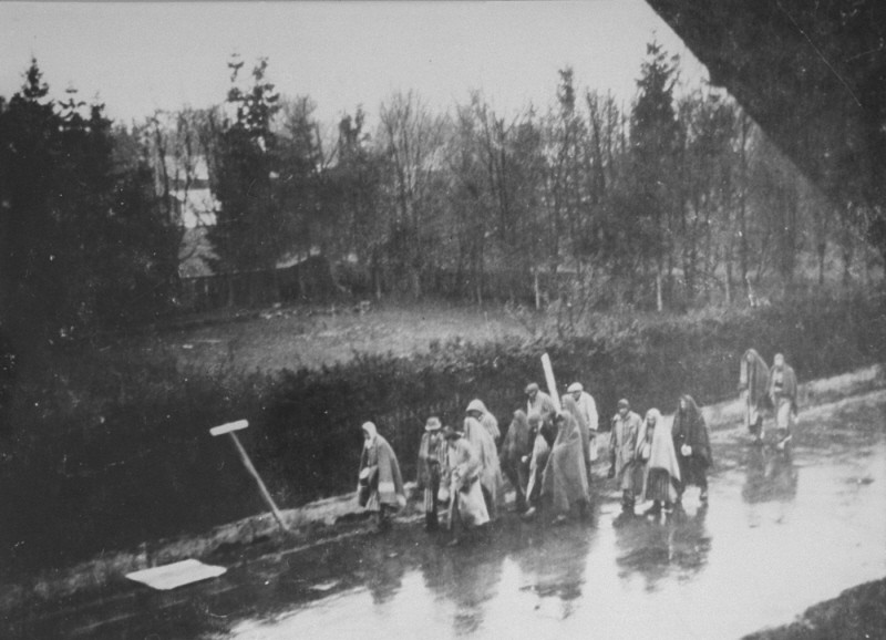 Prisoners from the Dachau concentration camp on a death march south toward Wolfratshausen.