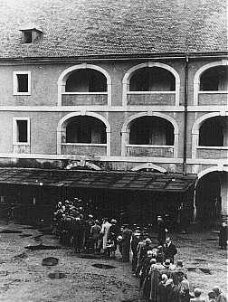 Prisoners wait for food rations. Theresienstadt ghetto, Czechoslovakia, between 1941 and 1945. [LCID: 41223]
