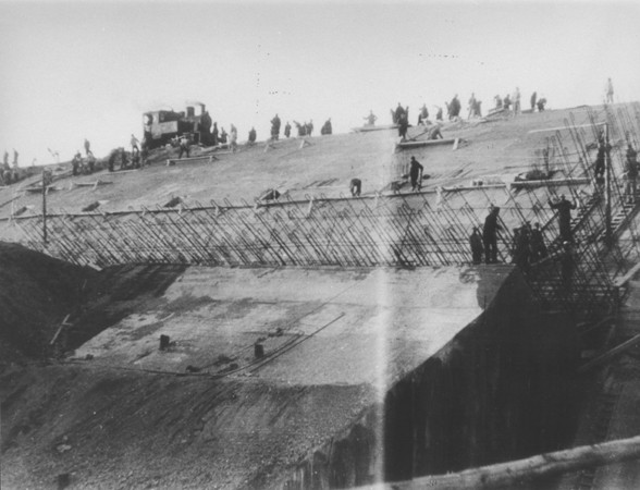Prisoners at forced labor constructing the new Dachau satellite camp of Weingut I in Mühldorf . Germany, 1944.