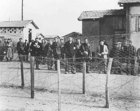 Prisioneros, probablemente judíos nacidos en el extranjero, en el campo de detención de Vichy en Le Vernet. [LCID: 86450]