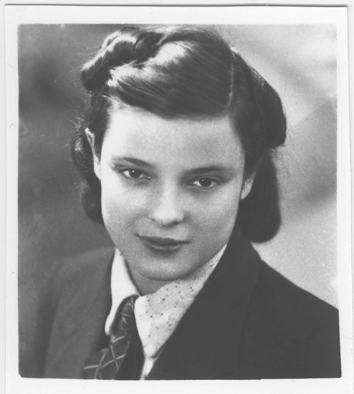 Faye Schulman in 1938, at about 14 years old. Lenin, Poland. [LCID: jpschul1]