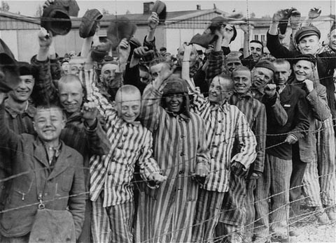 Détenus du camp de Dachau libéré acclamant les troupes américaines. [LCID: 45075]