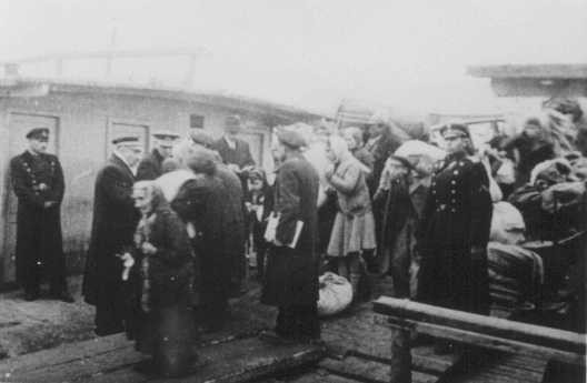 <p>Deportation of Jews by Bulgarian authorities. Lom, Bulgaria, March 1943.</p>
