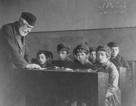 <p>A Jewish religious elementary school class in prewar Poland. Ca. 1935.</p>
