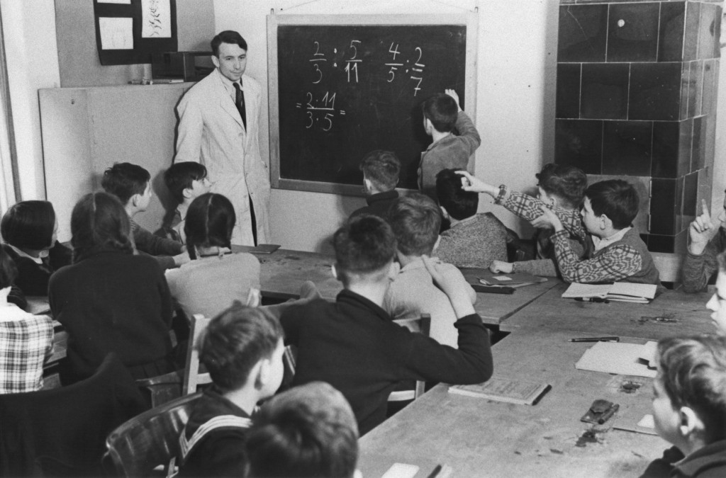 Training for emigration to Palestine: a math class at the Caputh Agricultural School.