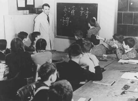 Training for emigration to Palestine: a math class at the Caputh Agricultural School. [LCID: 76817]