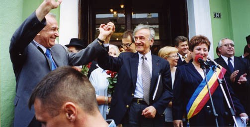 Elie Wiesel with President Ion Iliescu in Sighet following the presentation of the Final Report of the International Commission on ... [LCID: wiesel1]