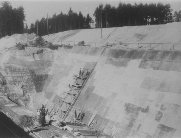 Forced laborers build the south wall of the foundation of the new Dachau satellite camp of Weingut I in Mühldorf . [LCID: 86965]