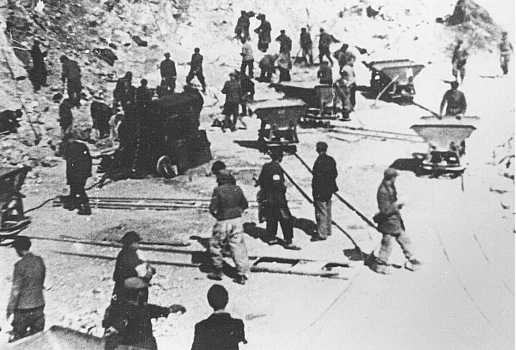 <p>Jewish prisoners at forced labor in a quarry near Tarnopol. Poland, 1941-1942.</p>