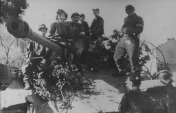 Żołnierze batalionu Armii Krajowej „Zośka” stojący na niemieckim czołgu przejętym podczas powstania warszawskiego w 1944 r. Czołg ten został użyty przez batalion podczas wyzwolenia obozu koncentracyjnego zwanego „Gęsiówką”. Warszawa, 2 sierpnia 1944 r.