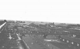 Vue du camp de concentration de Neuengamme. Neuengamme, Allemagne, 1945.