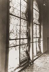 شیشه های رنگی خردشده متعلق به کنیسه تسرنراشتراسه پس از نابودی آن در "شب شیشه های شکسته".
