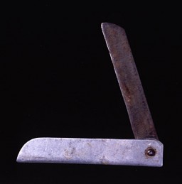 Yona Dickmann a fabriqué ce couteau pliant à partir d'un morceau d'aluminium et d'un morceau de scie après son transfert par les SS d'Auschwitz à un centre de travail forcé dans une usine d'avions de Fribourg, en Allemagne, en novembre 1944. Elle utilisa ce couteau pour faire durer sa ration quotidienne de pain en la coupant en deux.