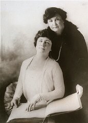 هلن کلر و معلم او، خانم میسی. سانفرانسیسکو، کالیفرنیا، ایالات متحده، بین سال های 1920 و 1930.