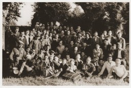 Retrato de grupo de jóvenes refugiados judíos en el hogar para niños judíos ortodoxos de la Sociedad de Ayuda para los Niños (Oeuvre de Secours aux Enfants, OSE), en Ambloy. Elie Wiesel se encuentra entre los niños fotografiados. Ambloy, Francia, 1945.
