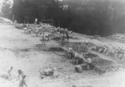 Prisioneros que realizan trabajos forzados en un proyecto de construcción en el campo de concentración de Flossenbürg.
