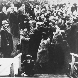 Jewish refugees from Denmark upon arrival in neutral Sweden. [LCID: 86199]