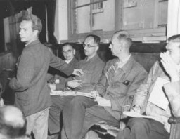 Un témoin de l’accusation à un procès pour crimes de guerre identifie un médecin qui refusait les soins médicaux aux détenus du camp de concentration de Dora-Mittelbau. Dachau, Allemagne, 1947.