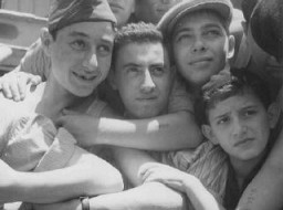 Jóvenes con los números de los campos tatuados en los brazos a bordo del barco de Aliyah Bet (inmigración "ilegal") "Mataroa", ...