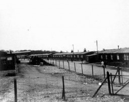 ثكنات في محتشد بوخنوالد. تم أخذ هذه الصورة بعد تحرير المحتشد. بوخنوالد, ألمانيا, بعد 11 أبريل 1945.