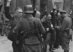 Serdadu Jerman menahan orang Yahudi saat pemberontakan di ghetto Warsawa. Polandia, Mei 1943.