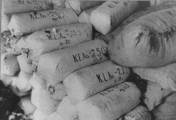 Női foglyok haja, Németországba való szállításra előkészítve. A zsákokat az auschwitzi haláltábor felszabadításakor találták.