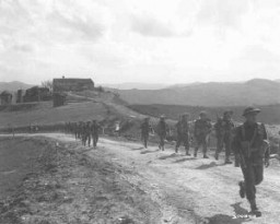 Membres d’un groupe de la Brigade juive se préparant pour l’offensive finale des Alliés en Italie. 28 mars 1945.