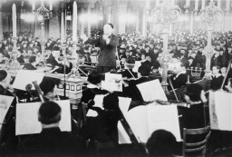 A concert in the Oranienburger Street synagogue organized by the Cultural Society of German Jews. [LCID: 63375]