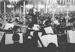 Un concierto en la sinagoga de la calle Oranienburger, organizado por la Sociedad Cultural de Judíos Alemanes. Berlín, Alemania, 1938.