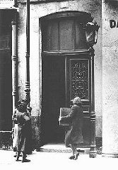 Juive amenant sa radio dans un poste de police, un ordre des Allemands (8 août 1941) imposant la confiscation de toutes les radios possédées par les Juifs. Paris, France, 1941.