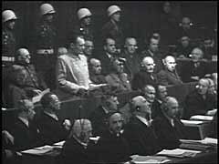 독일의 패전 이후, 연합국들은 독일제3제국의 지도자들과 당 사무관들 그리고 군 사령관들을 소련인, 영국인, 그리고 미국인들로 구성된 군사 재판 재판부의 법정에 세우고자 하였다. 이러한 국제 군사 법정은 전쟁 중 자행된 22개의 주요 전쟁 범죄를 다룬 것으로 통상적으로 뉘렌베르크 재판이라고 알려져 있다. 이 재판은 1945년 11월부터 1946년 11월까지 진행되었다. 이 영상은 피고들이 자신들에 관하여 기소된 평화 위협, 전쟁 범죄 그리고 인류에 대한 범죄 혐의에 대하여 탄원서를 제출하는 것을 보여주고 있다. 재판부는 햘마르 샤프트(Hjalmar Schacht), 프란츠 폰 파펜(Franz von Papen) 그리고 한스 프리츠쉐(Hans Fritzsche)에게 무죄를 선고하였다. 헤르만 괴링(Hermann Goering), 빌헬름 카이텔(Wilhelm Keitel), 요아힘 폰 리벤트로프(Joachim von Ribbentrop) 그리고 에른스트 칼텐부르너(Ernst Kaltenbrunner)를 포함한 열두 명의 피고들에게는 사형이 언도되었다. 다른 피고들은 십 년에서 종신형까지 다양한 형량이 선고되었다.