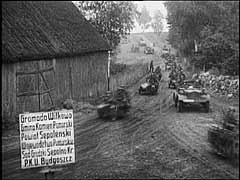 Németország 1939. szeptember 1-jén megszállta Lengyelországot, és ezzel kirobbantotta a II. világháborút. A lengyel határvédelmet gyorsan lerohanó német seregek a lengyel főváros, Varsó felé nyomultak. Ezen a német híradós felvételen német alakulatok láthatóak akcióban Lengyelország megszállása során. Varsó 1939. szeptember 28-án kapitulált.