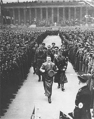 Hitler passe en revue 35 000 SA (Sturmabteilung , sections d’assaut) célébrant le troisième anniversaire de son accession au pouvoir. Berlin, Allemagne, 20 février 1936.