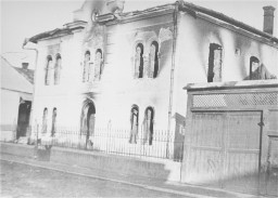 View of the burned-out Malbish Arimim synagogue on Teglash Street in Sighet. [LCID: 10469]