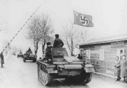 Tanks allemands traversant la frontière tchèque, en violation de l’accord de Munich de 1938. Pohorelice, Tchécoslovaquie, 15 mars 1939.
