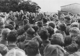 El jefe de las SS Heinrich Himmler se dirige a un grupo de soldados en un regimiento de caballería de las Waffen-SS, en los territorios orientales. 1942.