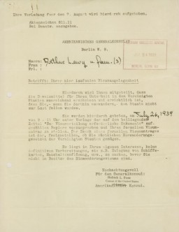 A notice sent by the American Consulate General in Berlin to Arthur Lewy and family, instructing them to report to the consulate on July 26, 1939, with all the required documents, in order to receive their American visas.
German Jews attempting to immigrate to the United States in the late 1930s faced overwhelming bureaucratic hurdles. It was difficult to get the necessary papers to leave Germany, and US immigration visas were difficult to obtain. The process could take years.