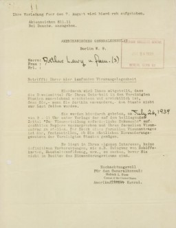 A notice sent by the American Consulate General in Berlin to Arthur Lewy and family, instructing them to report to the consulate on July 26, 1939, with all the required documents, in order to receive their American visas.
German Jews attempting to immigrate to the United States in the late 1930s faced overwhelming bureaucratic hurdles. It was difficult to get the necessary papers to leave Germany, and US immigration visas were difficult to obtain. The process could take years.