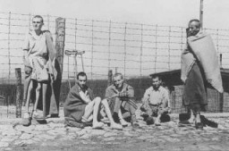 刚从布痕瓦尔德 (Buchenwald) 集中营解救不久的瘦弱的幸存者。
