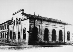 Black and white photograph of the exterior of a synagogue.