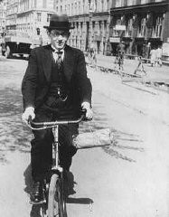 Le rabbin Marcus Melchior, Grand rabbin du Danemark, avertit sa communauté que les Allemands avaient l’intention de rafler les Juifs du Danemark. Melchior lui-même entra en clandestinité et s’enfuit en Suède. Copenhague, Danemark, avant 1943.