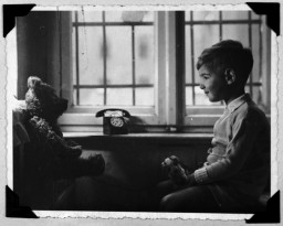 Holocaust survivor Frank Liebermann has a conversation with his teddy bear. Germany, 1933–35.
On Frank Liebermann’s first day of school in Gleiwitz, Germany, in 1935, he reported to one of the few small classrooms set aside for Jews. After school, he rushed home to avoid antisemitic attacks.
In 1936, it got worse. Anti-Jewish laws now banned Frank from playgrounds and swimming pools.
The family decided it was time to leave and applied for US visas. They were lucky. In October 1938, the Liebermanns boarded a ship bound for the United States.
