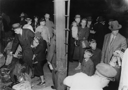 پولش۔ یہودی مہاجرین یورپ چھوڑنے کی کوشش میں لزبن پہنچ رہے ہیں۔