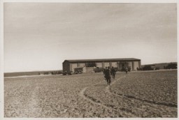 Las tropas estadounidenses con la 102.ª División de Infantería en un granero en las afueras de Gardelegen, donde más de 1.000 prisioneros habían sido quemados vivos por las SS. Alemania, 14 de abril de 1945.