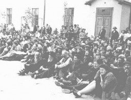 Les habitants juifs d’un village de Bessarabie sont détenus avant leur déportation en Transnistrie.
