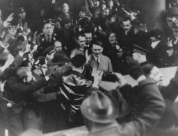 Немецкие граждане приветствуют Адольфа Гитлера, только что приведенного к присяге в должности рейхсканцлера, возле выхода из гостиницы "Кайзерхоф".