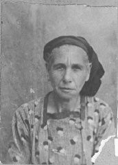 Portrait of Vida Kalderon, wife of Yakov Kalderon. She lived at Orisarska 2 in Bitola.
This photograph was one of the individual and family portraits of members of the Jewish community of Bitola, Macedonia, used by Bulgarian occupation authorities to register the Jewish population prior to its deportation in March 1943.